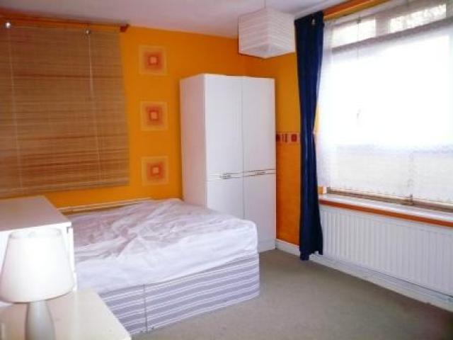 			2 Bedroom, 1 bath, 1 reception Flat			 Hermitage Lane, GOLDERS GREEN/HAMPSTEAD HEATH